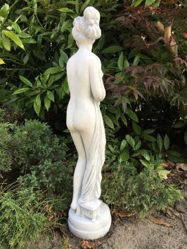 Steinstatue einer erotisch gekleideten Dame, weiß, Gartenstatue